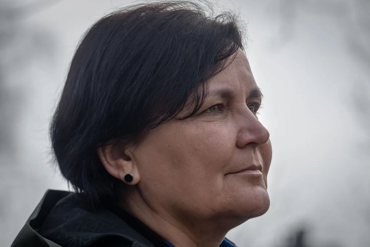 Über die Russen selbst spricht die Ukrainerin nicht. Eine Frau blickt in die Weite.